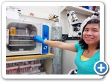 Undergrad student Valeria Rivero places immune system research cell samples in the cell incubator. (Lidke)